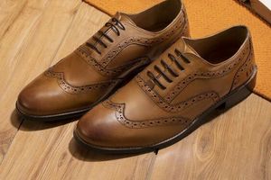 Leather Oxford shoes: From the beginning to the present